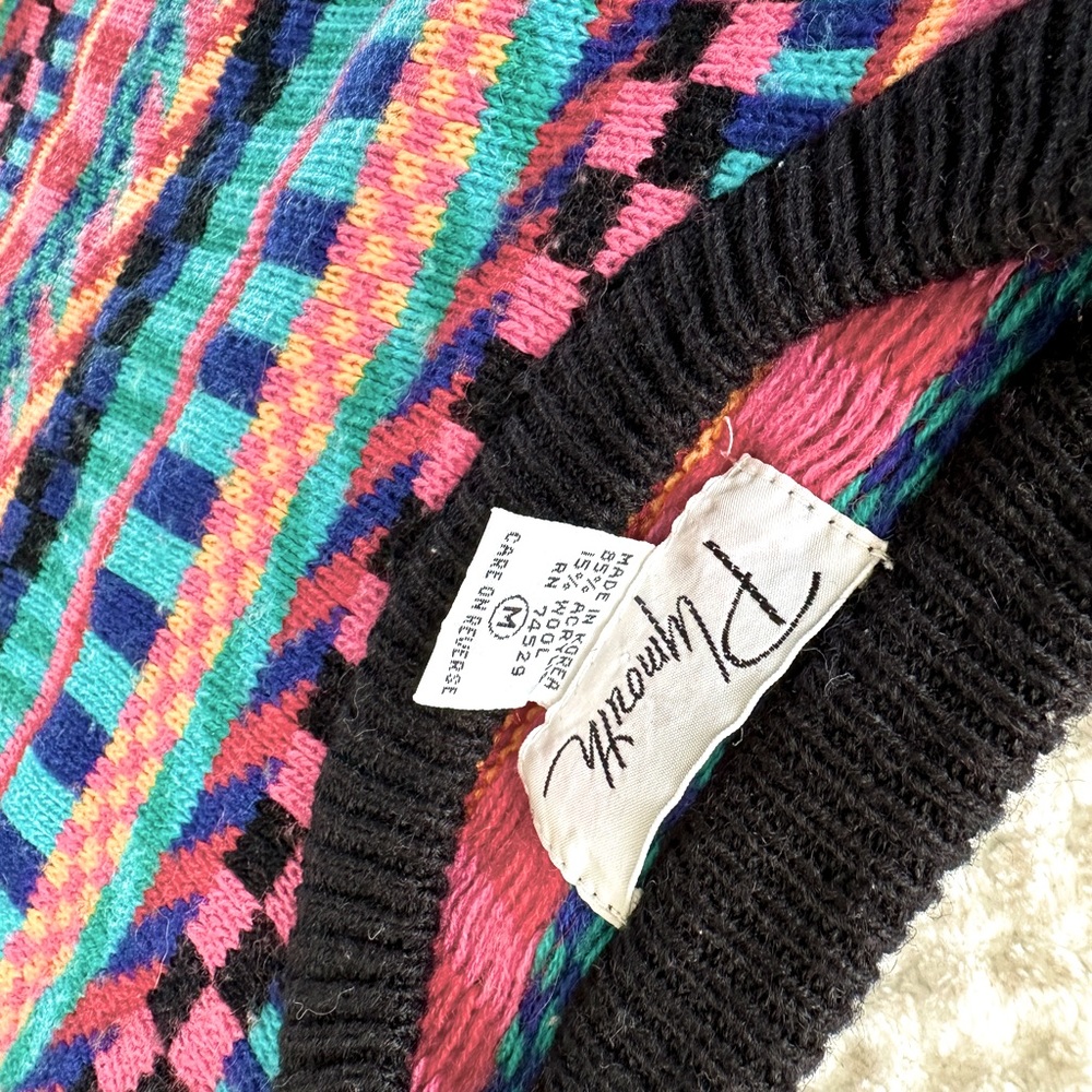 VINTAGE Sweater! - Picture 2 of 2